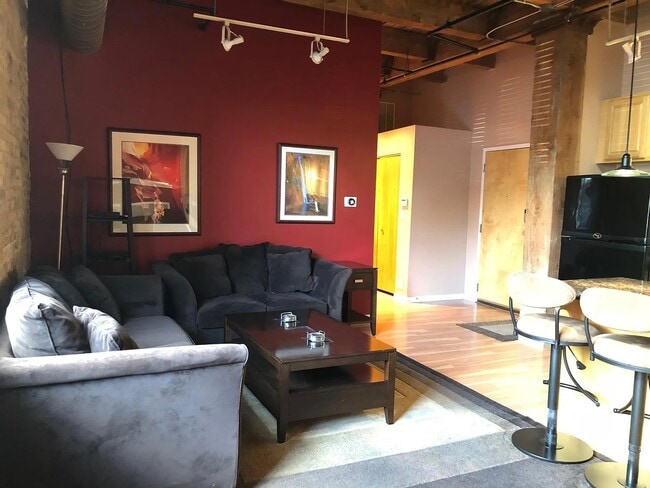 Building Photo - 1740 N Maplewood Ave