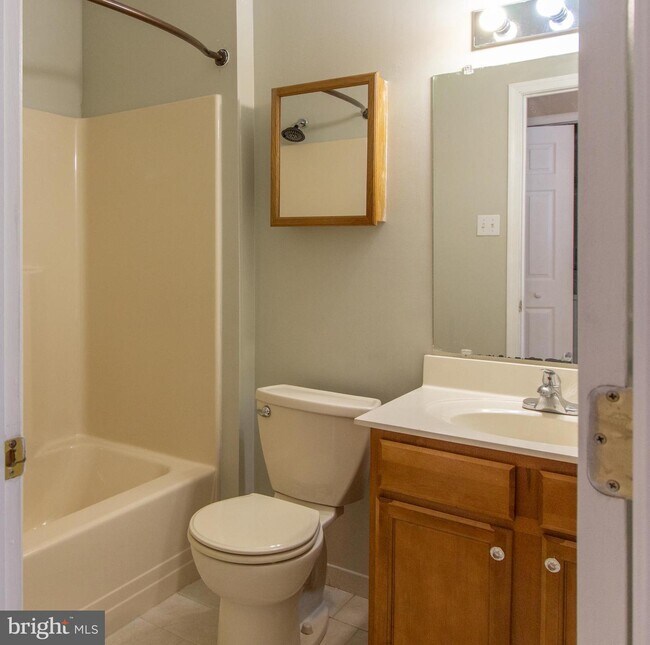 Foto del edificio - 9228-38 Blue Grass Rd