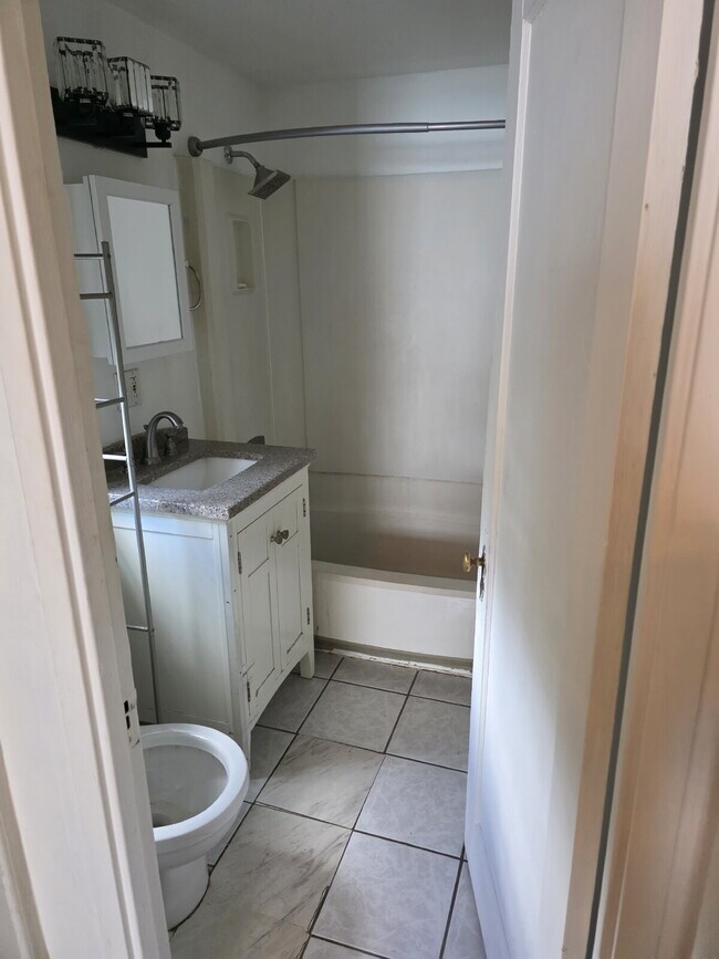 Foto del edificio - 549 Thompson Ave