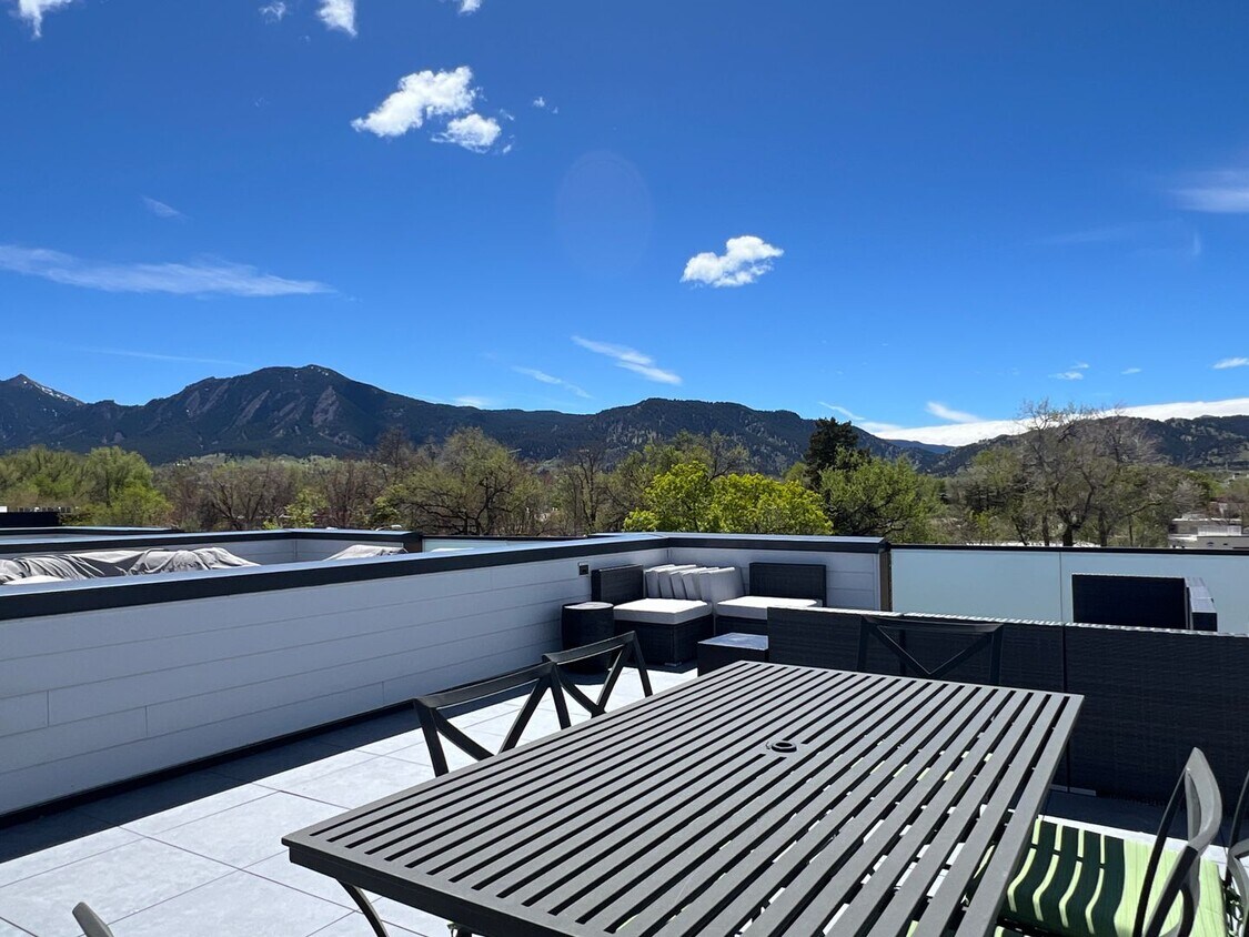 Foto principal - Sunny and Spacious Boulder Townhome - Luxu...