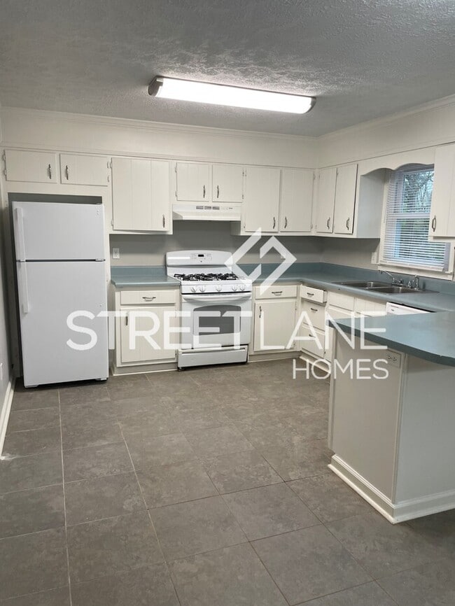 Building Photo - 4941 Pebblebrook Dr