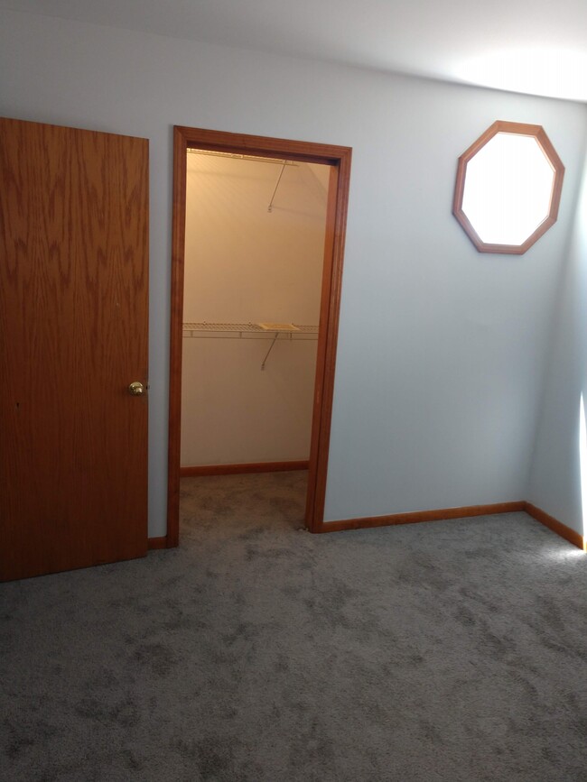 bedroom 1 - 1340 W Wellington Ave