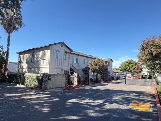 Building Photo - 8905 Davis Rd