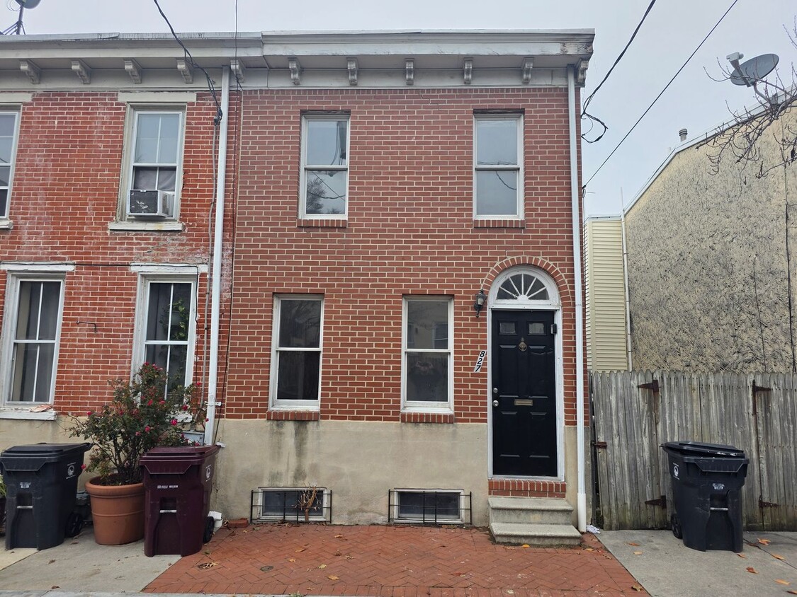 Primary Photo - 827 Windsor St