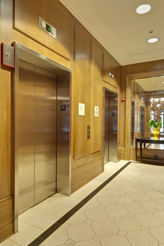 Building Photo - 10 E Delaware Pl