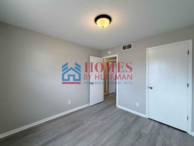 Building Photo - Three Bedroom House | Remodeled & Move in Ready