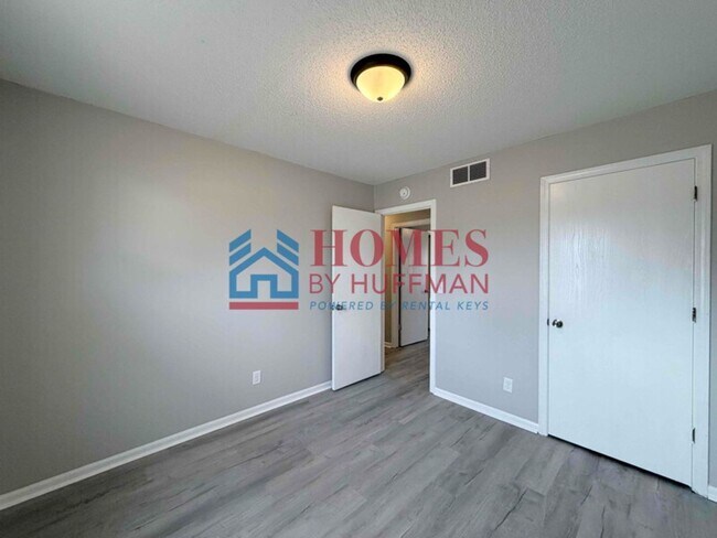 Foto del edificio - Three Bedroom House | Remodeled & Move in Ready