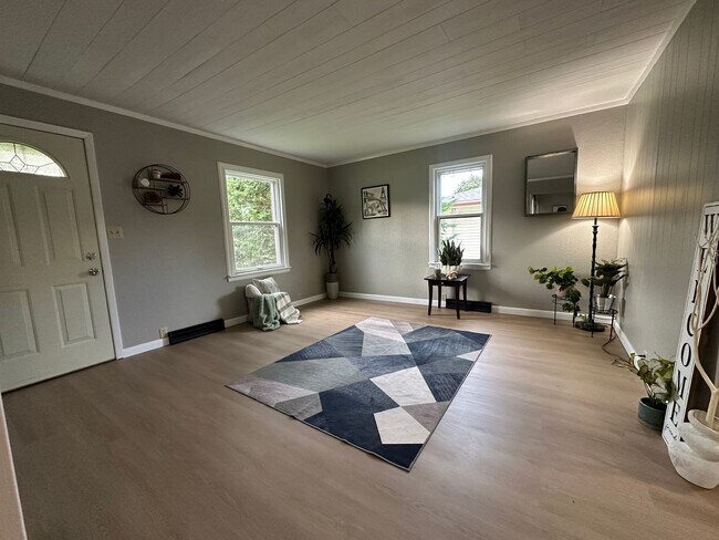 Foto del edificio - Renovated 2 bed, 1 bath home for rent in W...