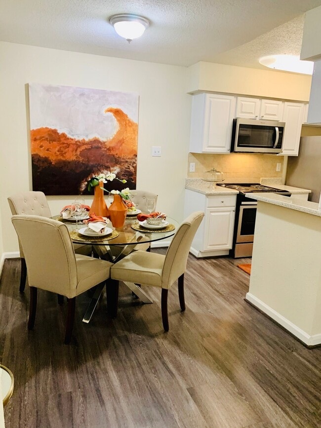 Building Photo - Luxury 1-Bed with Courtyards & Top Features!