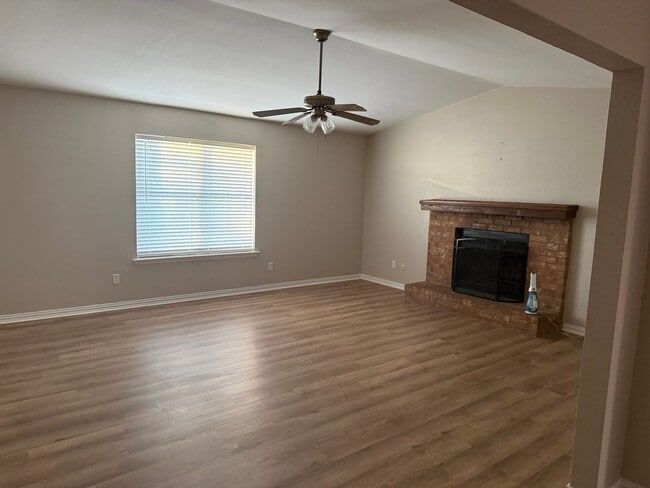 Building Photo - Beautiful 3 Bedroom home in Springhill ISD