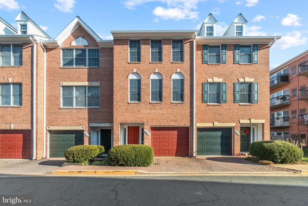 Foto principal - 6920 Little Falls Rd