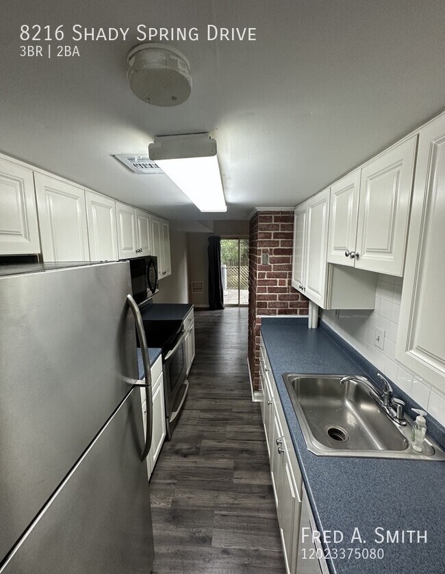 Foto del edificio - 8216 Shady Spring Dr