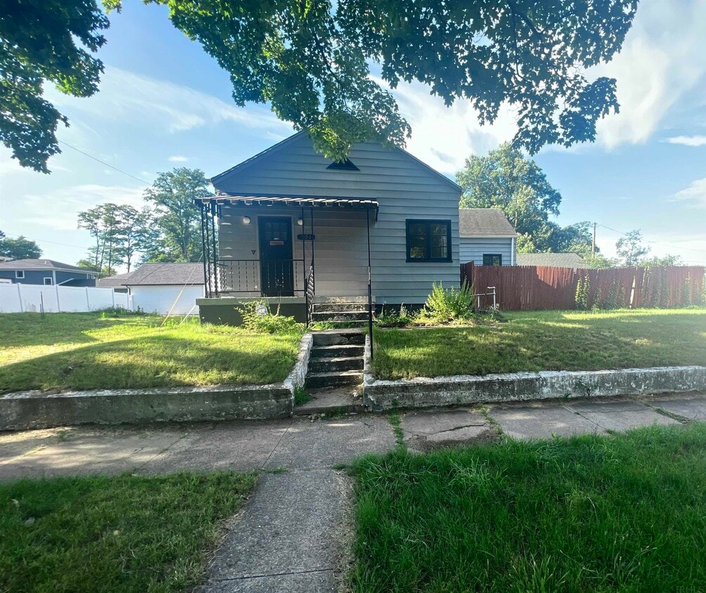Primary Photo - 508 Howard St