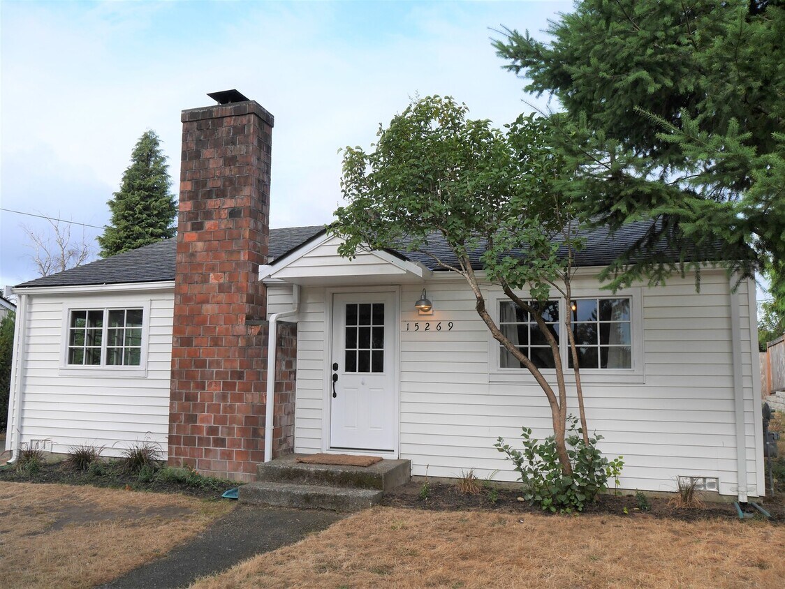 Foto principal - Charming Remodeled 2 Bedroom Shoreline Home