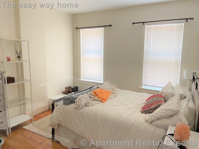 Building Photo - 37 Oak St