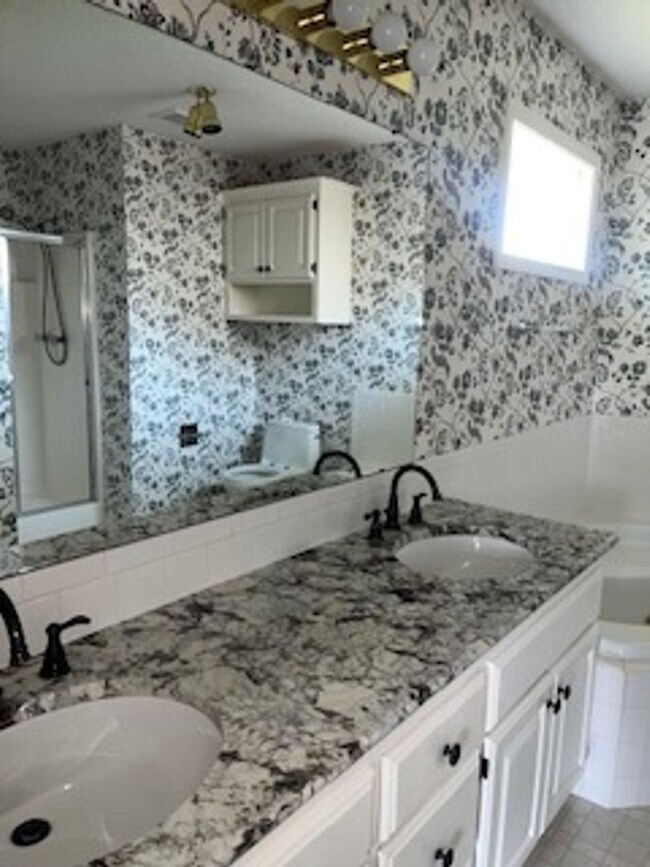 Building Photo - Three Bedroom/Two Bath Home, Two Car Garag...