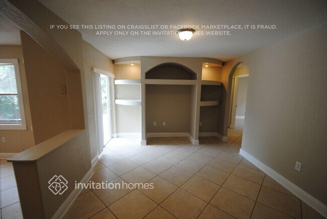 Foto del edificio - 815 Palm Forest Ln
