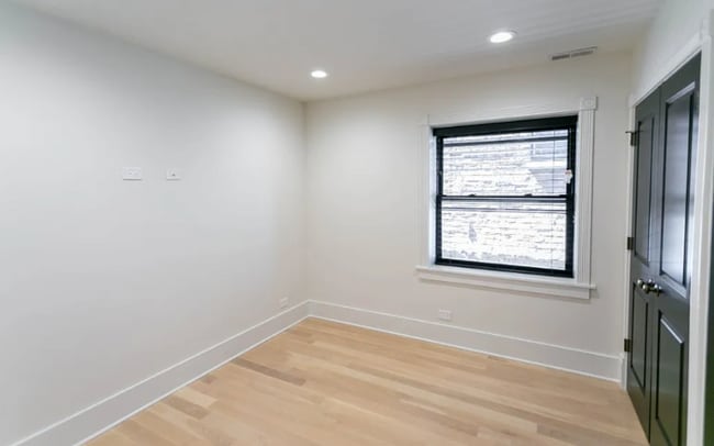 Building Photo - 1325 N Wicker Park Ave