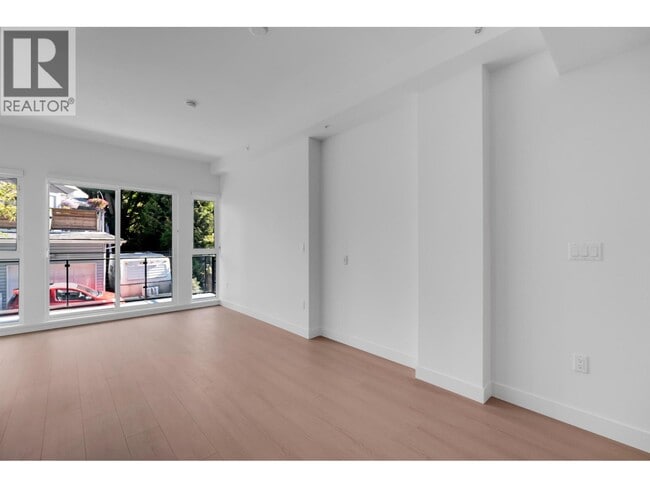 Building Photo - 422 E 3rd St