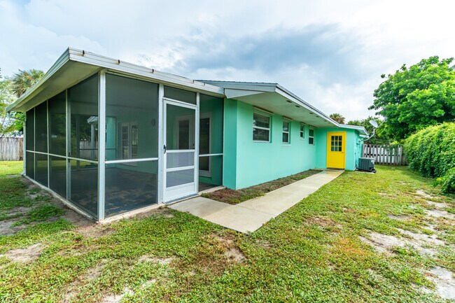 Building Photo - 2566 NE Hickory Ave
