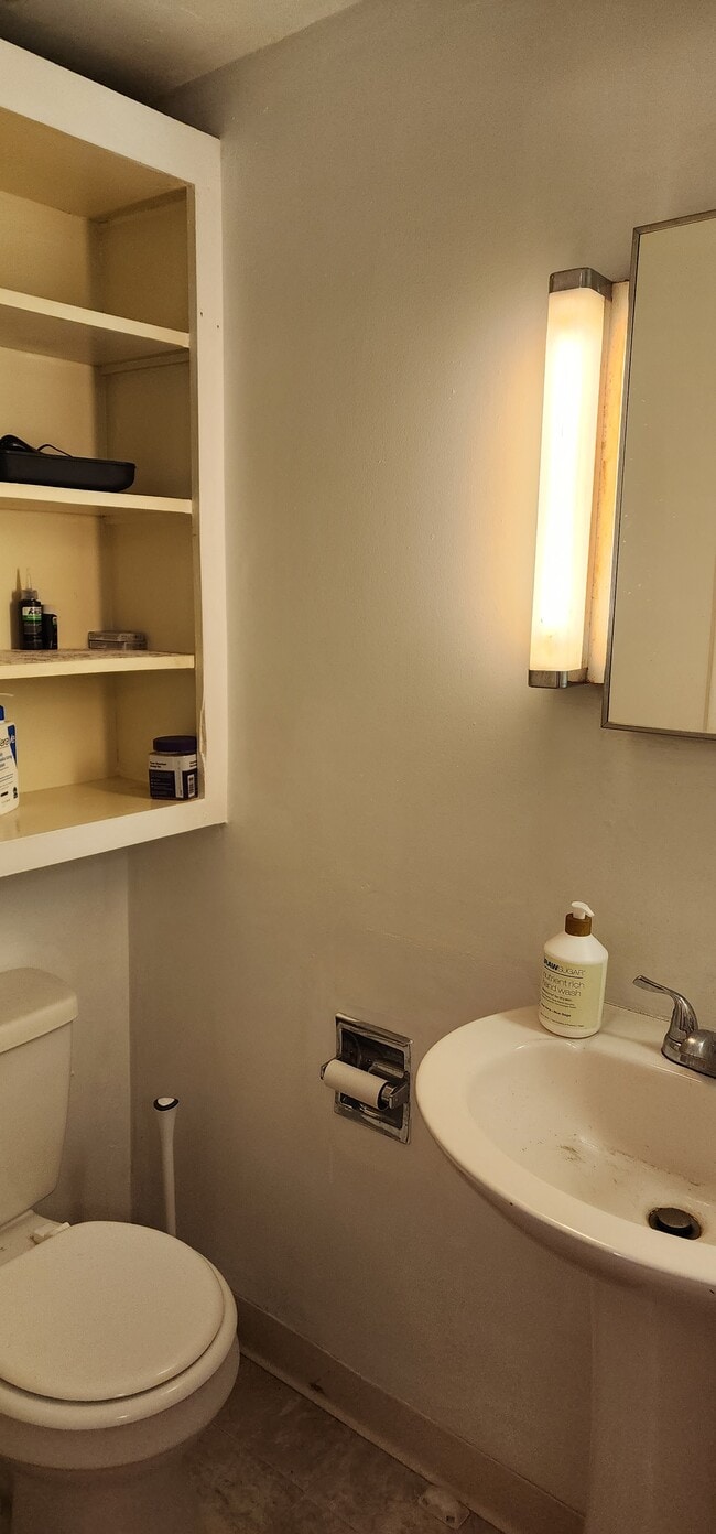 Building Photo - 631 Lafayette Dr NE