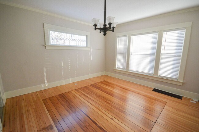 Building Photo - Lovely home in the heart of Kutzky Park!