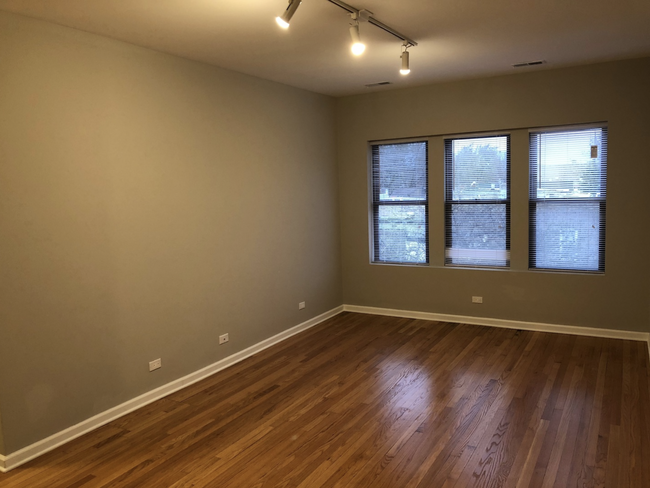 Living Room - 3217 W Cullom Ave