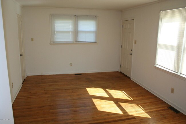 Building Photo - 237 York Ct