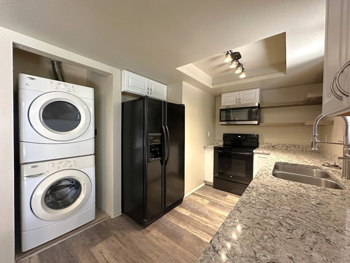 Primary Photo - 2 bedroom 1.5 bathroom townhouse in the HE...