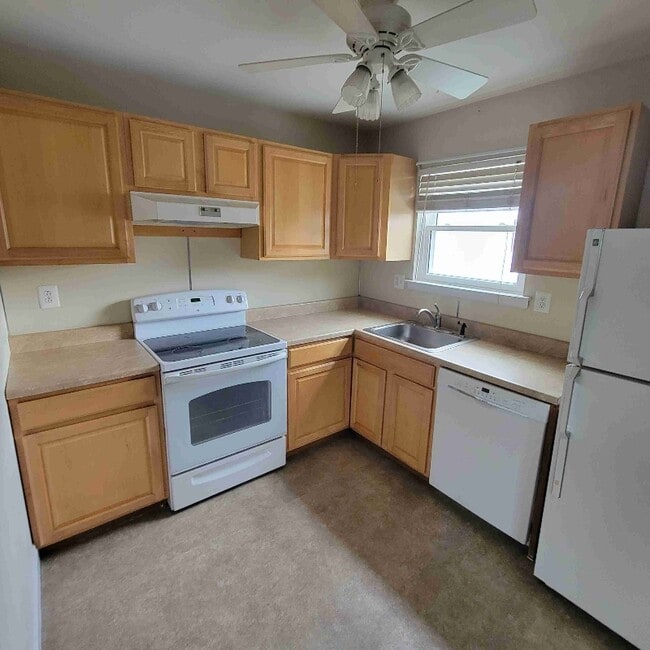 Building Photo - 2156 Birch Dr