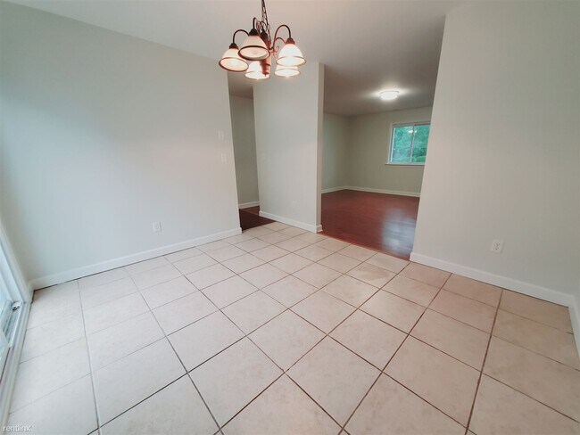 Building Photo - 2 br, 2.5 bath Townhome - 73 Willowbrook A...