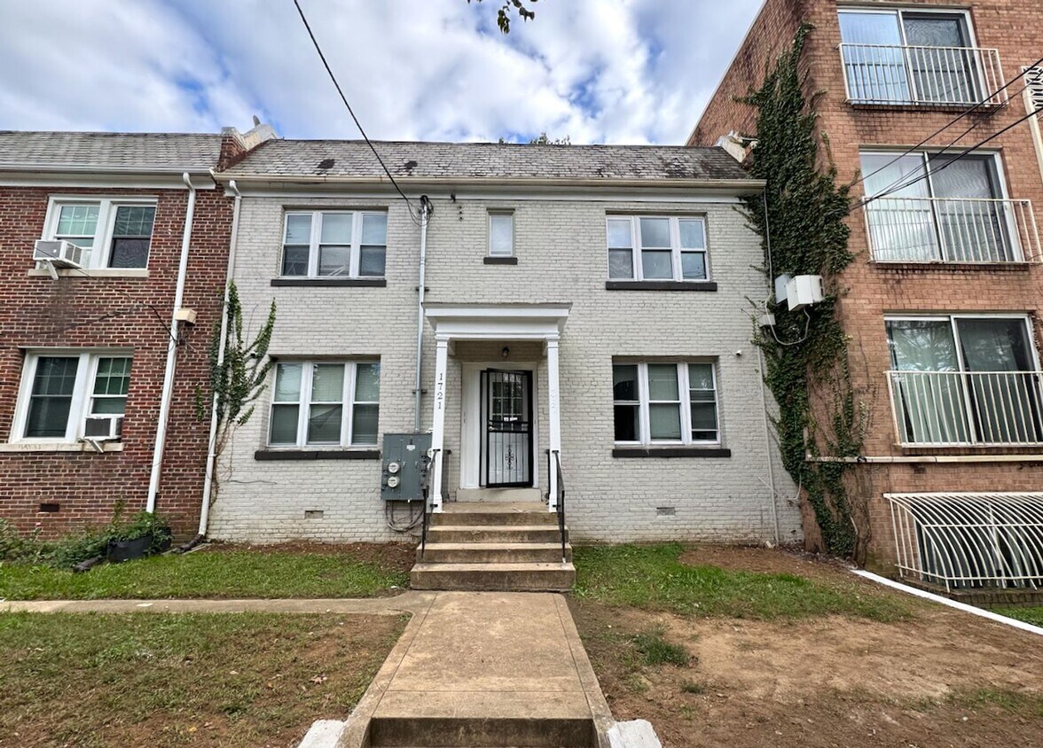 Cozy 3 BR/1 BA Apartment in Randle Highlands! - Cozy 3 BR/1 BA Apartment in Randle Highlands!