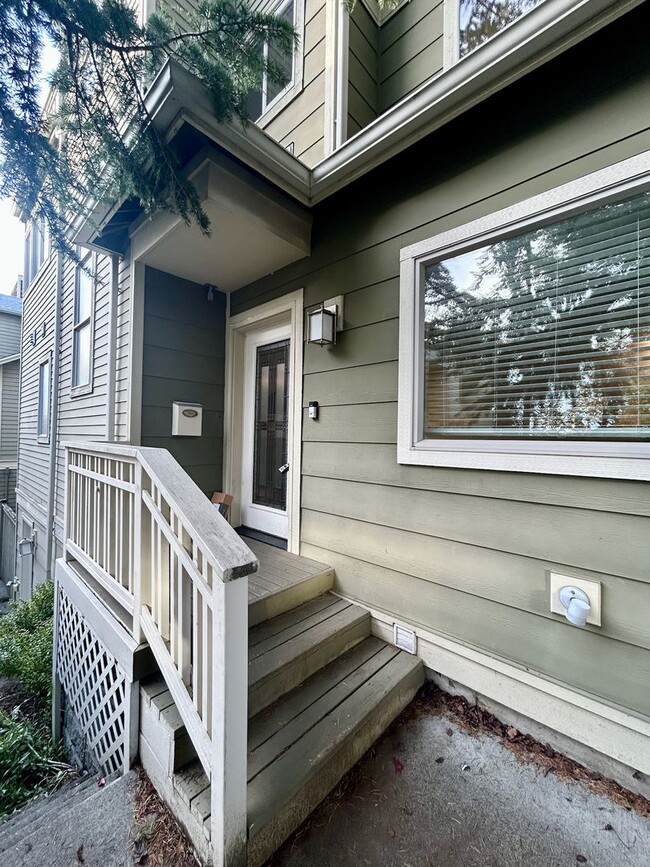 Building Photo - Queen Anne Townhouse