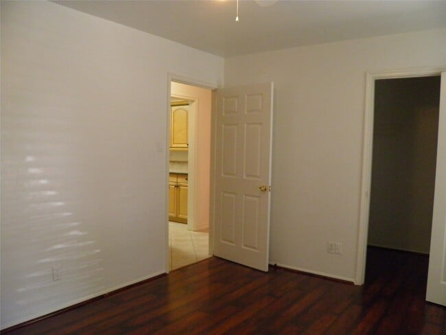 Foto del edificio - 8827 Neff St