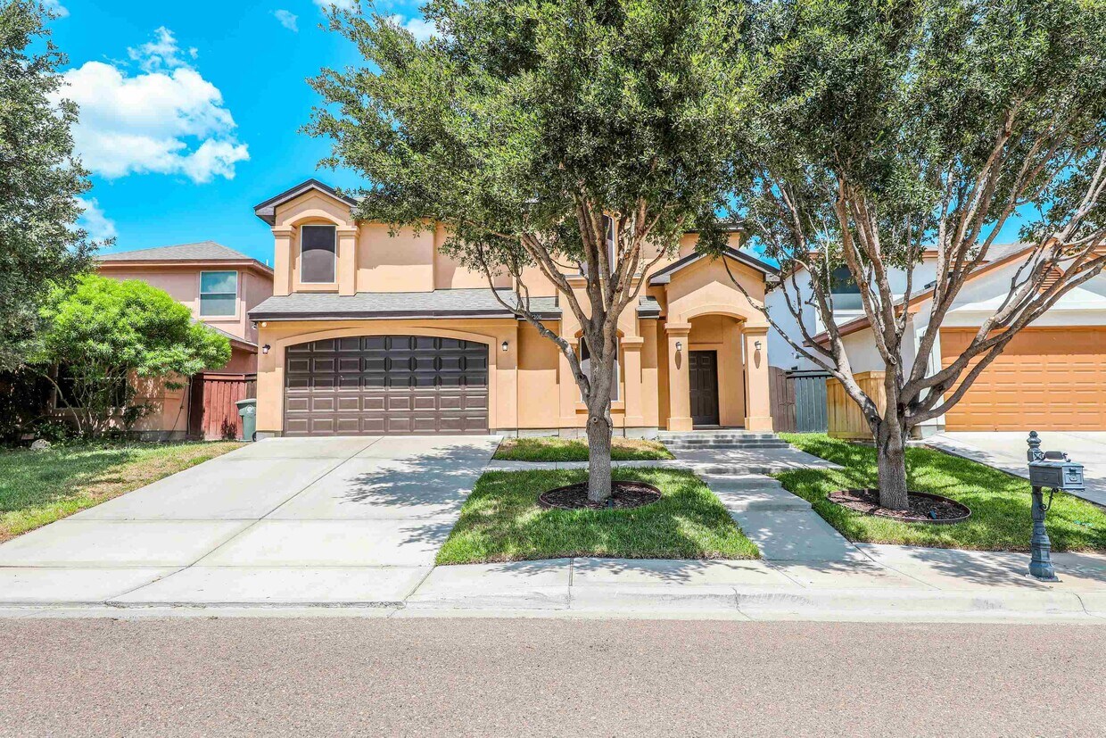 Foto principal - 2306 Leo Reyes Ct