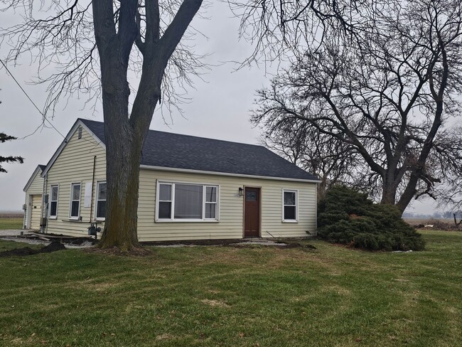 Building Photo - Country Two + Bedroom Home