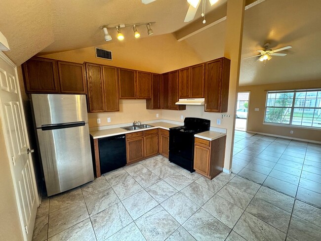 Building Photo - Nice 3 Bedroom 2 Bath in Gated Coppertree ...