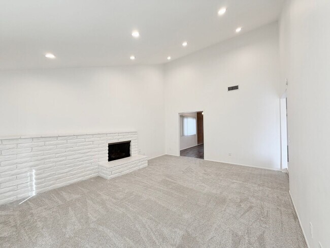 Foto del edificio - Beautifully Updated 4-Bedroom, 2-Bathroom Home in a Prime Location