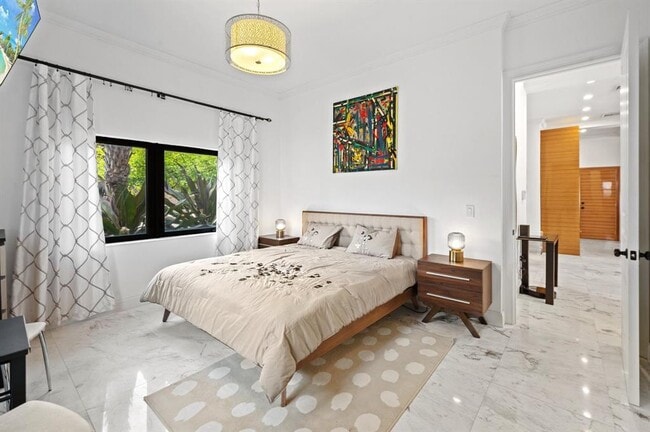 Building Photo - 2437 Castilla Is