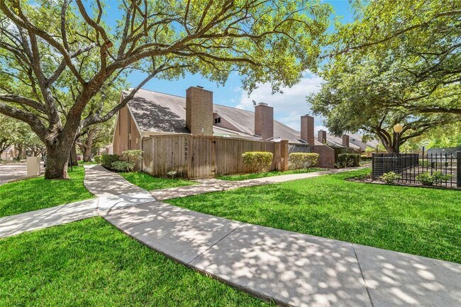 Building Photo - 13967 Hollowgreen Dr