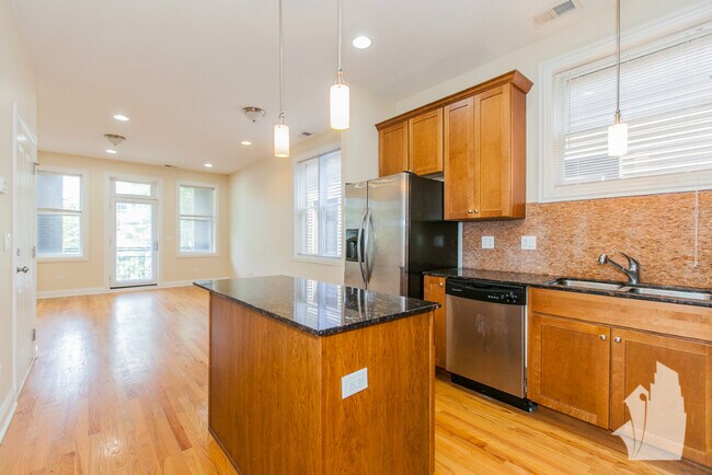 Foto del edificio - 1039 W Newport Ave