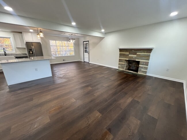 Foto del edificio - 7019 Groveton Dr