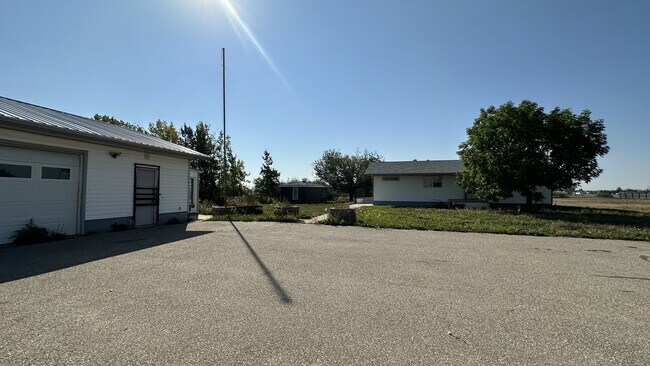 Photo du bâtiment - 60037 Township Rd 725