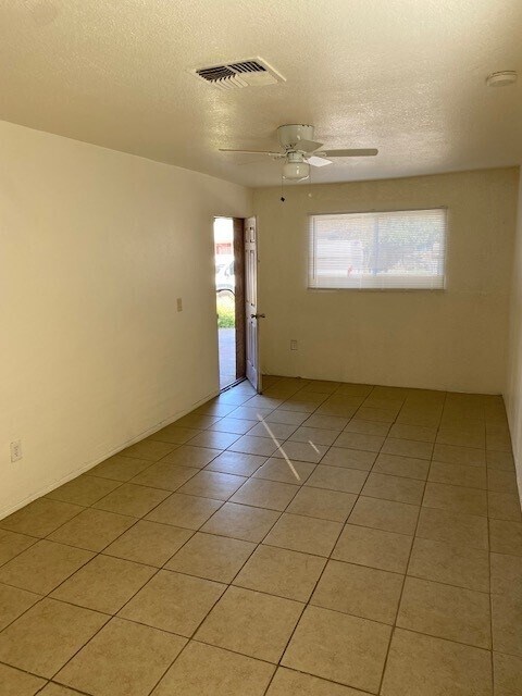 Foto del edificio - 4 Bedroom House in the West Valley!