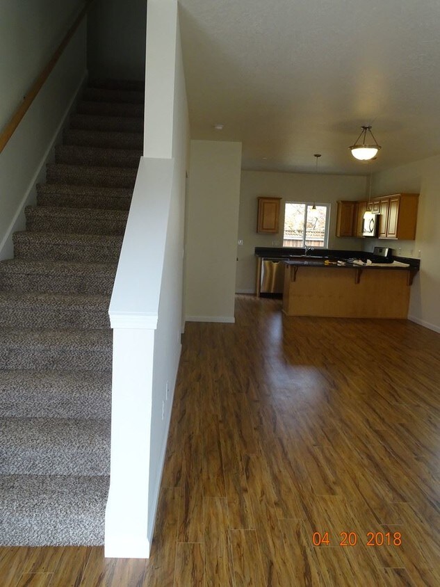 Primary Photo - 3 br, 2.5 bath Apartment - 1011 Coburg Road