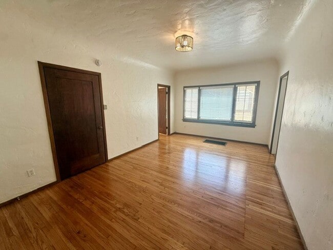 Building Photo - 1844 E 5th St. #3