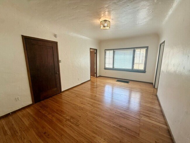 Foto del edificio - 1844 E 5th St. #3