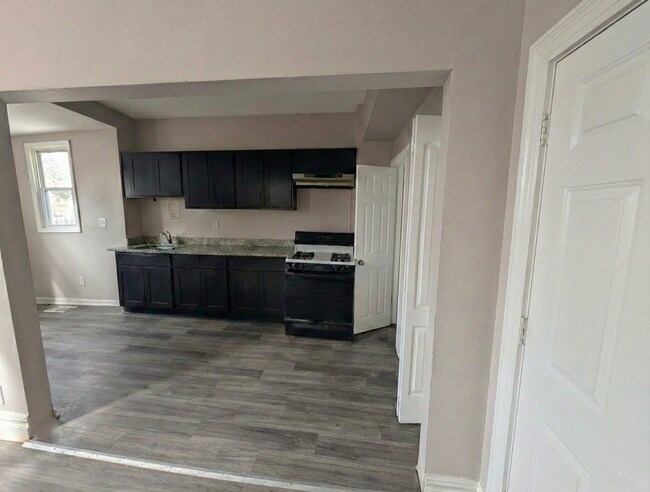 Building Photo - Beautiful 3 BD 1 BA Townhome in Amazing Location