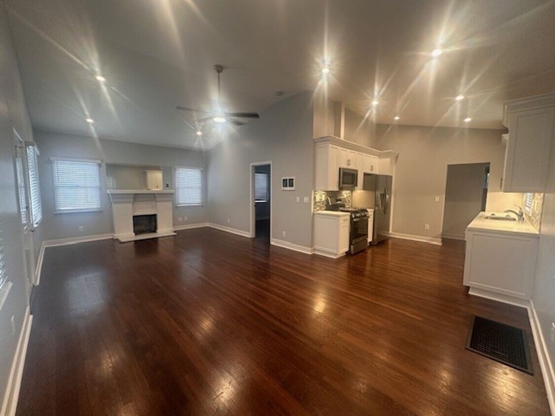 Primary Photo - Newly Remodeled 2BR/2BA House in Hillcrest...