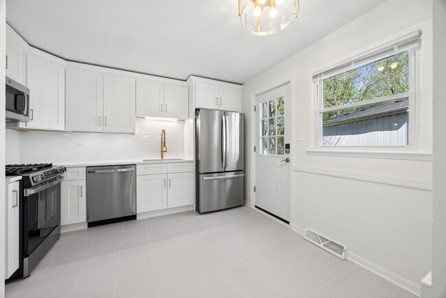 Foto del edificio - 4396 Central Ave